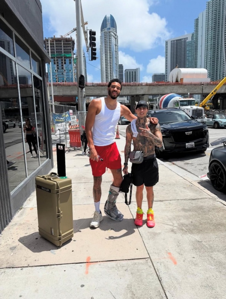 早日康复?塔图姆街边与球迷合照 右脚仍穿厚重保护靴